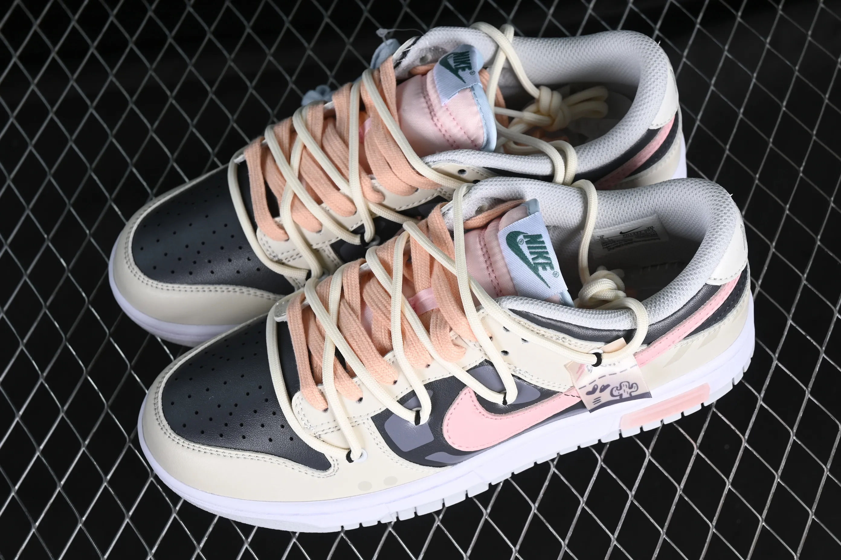 All Categories Nk SB Dunk Series Nk SB Dunk Low Low-top Sneakers Nk Dunk Low Panda Prank-Summer Theme Pink Lover Smoked Cappuccino SB Strappy Low-top Casual Sneakers FD1232-002